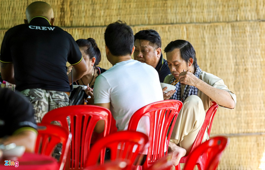 Sau khi hoàn thành các cảnh quay, đoàn phim nghỉ ngơi, ăn trưa vào lúc 13h. Nghệ sĩ Hoài Linh ngồi chung bàn với đạo diễn Xuân Phước cùng các thành viên trong ê-kíp. Anh ngồi gác chân lên ghế với dáng vẻ quen thuộc, vui vẻ nói chuyện cùng mọi người.