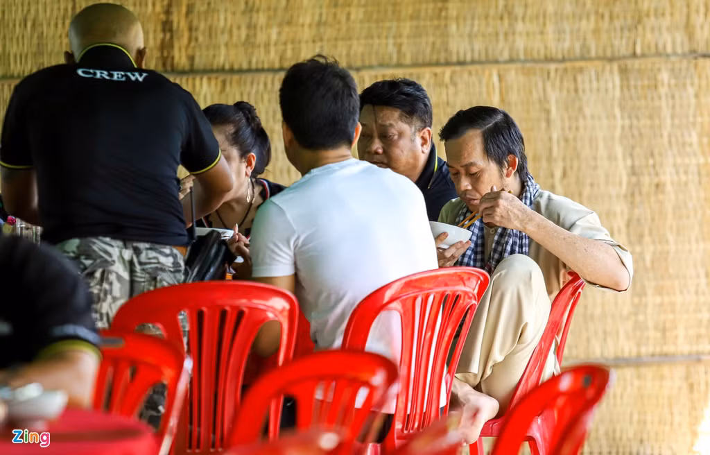 Sau khi hoàn thành các cảnh quay, đoàn phim nghỉ ngơi, ăn trưa vào lúc 13h. Nghệ sĩ Hoài Linh ngồi chung bàn với đạo diễn Xuân Phước cùng các thành viên trong ê-kíp. Anh ngồi gác chân lên ghế với dáng vẻ quen thuộc, vui vẻ nói chuyện cùng mọi người.