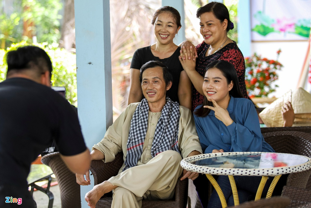 Mọi người thích thú khi được chụp ảnh cùng danh hài. Trước đó, giải thích lý do vắng bóng, Hoài Linh cho biết: "Nhiều người thắc mắc khi không thấy tôi xuất hiện trên truyền hình, tưởng tôi tạm nghỉ dưỡng sức. Thực ra, tôi vẫn đi diễn đều đặn ở các tỉnh. Tôi mong khán giả có lại thói quen xem kịch, để sân khấu được sáng đèn thường xuyên, không bị mai một như nhiều bộ môn khác. Đây cũng là tâm nguyện tôi cần thực hiện".