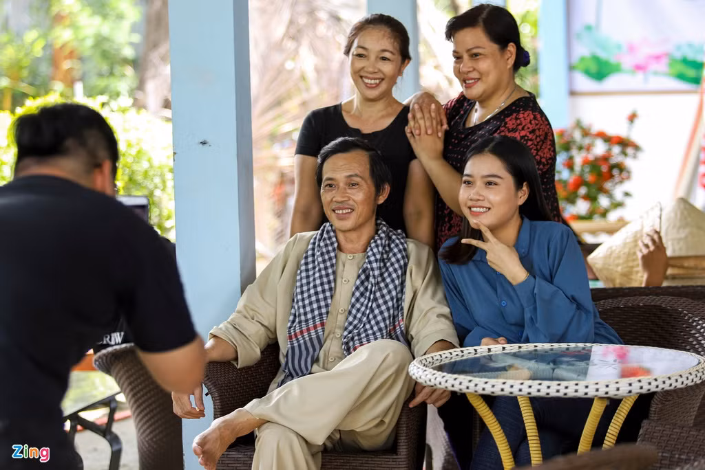 Mọi người thích thú khi được chụp ảnh cùng danh hài. Trước đó, giải thích lý do vắng bóng, Hoài Linh cho biết: "Nhiều người thắc mắc khi không thấy tôi xuất hiện trên truyền hình, tưởng tôi tạm nghỉ dưỡng sức. Thực ra, tôi vẫn đi diễn đều đặn ở các tỉnh. Tôi mong khán giả có lại thói quen xem kịch, để sân khấu được sáng đèn thường xuyên, không bị mai một như nhiều bộ môn khác. Đây cũng là tâm nguyện tôi cần thực hiện".