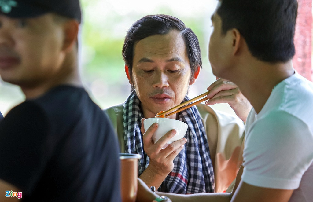 Danh hài thưởng thức bữa ăn với những món đơn giản như trứng chiên, rau xào, tôm rim thịt. Sự xuất hiện của Hoài Linh gây chú ý với một số người dân có mặt tại quán ăn. Họ bày tỏ mong muốn được ghi lại khoảnh khắc chụp cùng Sáu Bảnh.