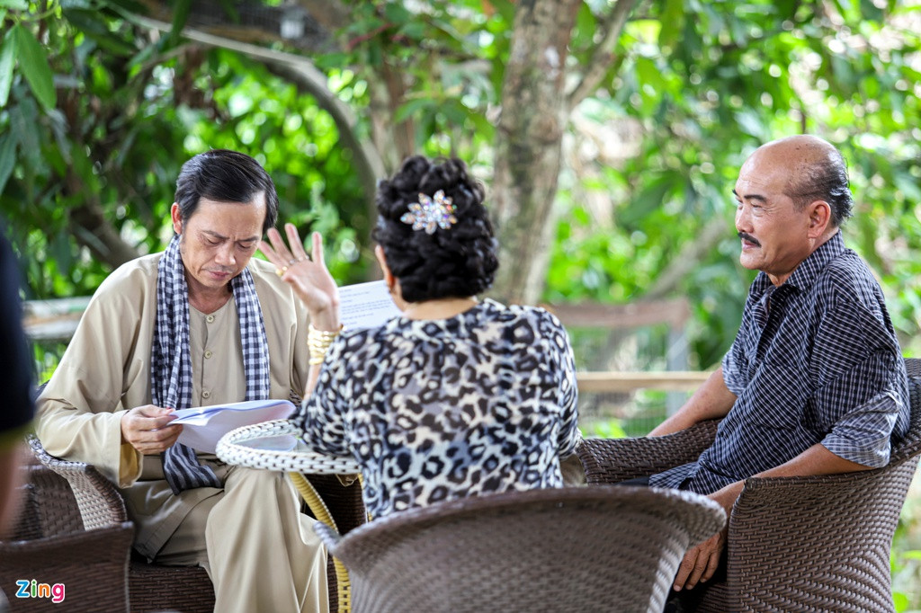 Hoài Linh cùng nghệ sĩ Thanh Hằng, Hoàng Sơn tập trung ôn lại kịch bản trước khi vào phân cảnh tiếp theo. Sui gia khắc khẩu được chấp bút bởi nhà biên kịch Thúy Phượng, có thời lượng 46 tập, được phát sóng vào tháng 12. Phim kể về những mâu thuẫn, xung đột giữa hai bên thông gia tại một làng quê ở miền Tây. Tuy nhiên, khi một thành viên trong gia đình gặp khó khăn, mọi người đều quây quần để chung tay giúp đỡ.