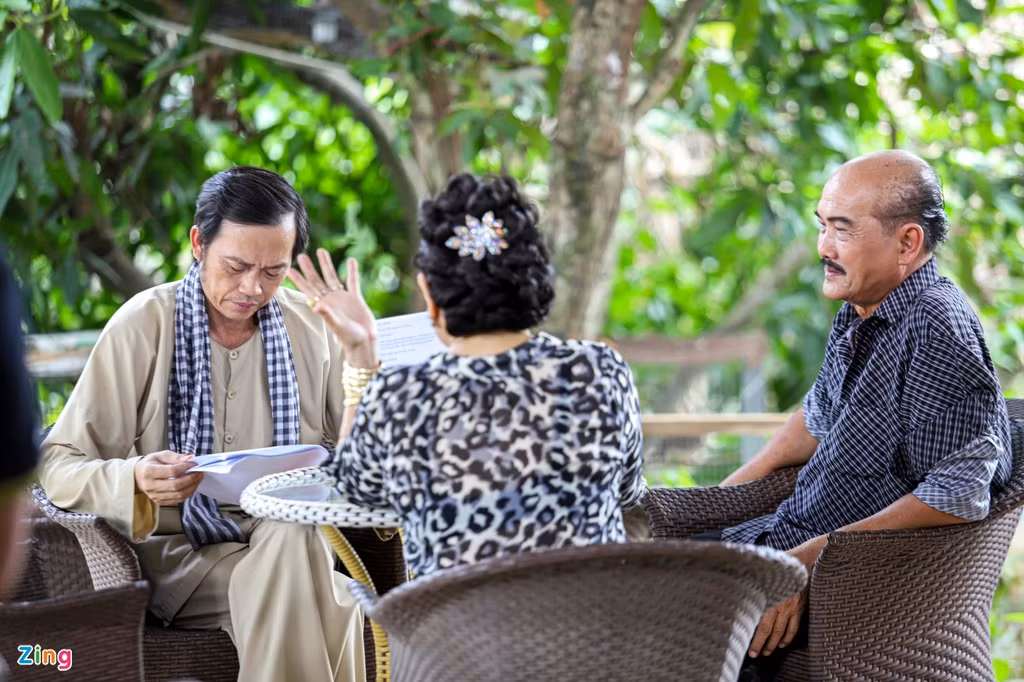 Hoài Linh cùng nghệ sĩ Thanh Hằng, Hoàng Sơn tập trung ôn lại kịch bản trước khi vào phân cảnh tiếp theo. Sui gia khắc khẩu được chấp bút bởi nhà biên kịch Thúy Phượng, có thời lượng 46 tập, được phát sóng vào tháng 12. Phim kể về những mâu thuẫn, xung đột giữa hai bên thông gia tại một làng quê ở miền Tây. Tuy nhiên, khi một thành viên trong gia đình gặp khó khăn, mọi người đều quây quần để chung tay giúp đỡ.