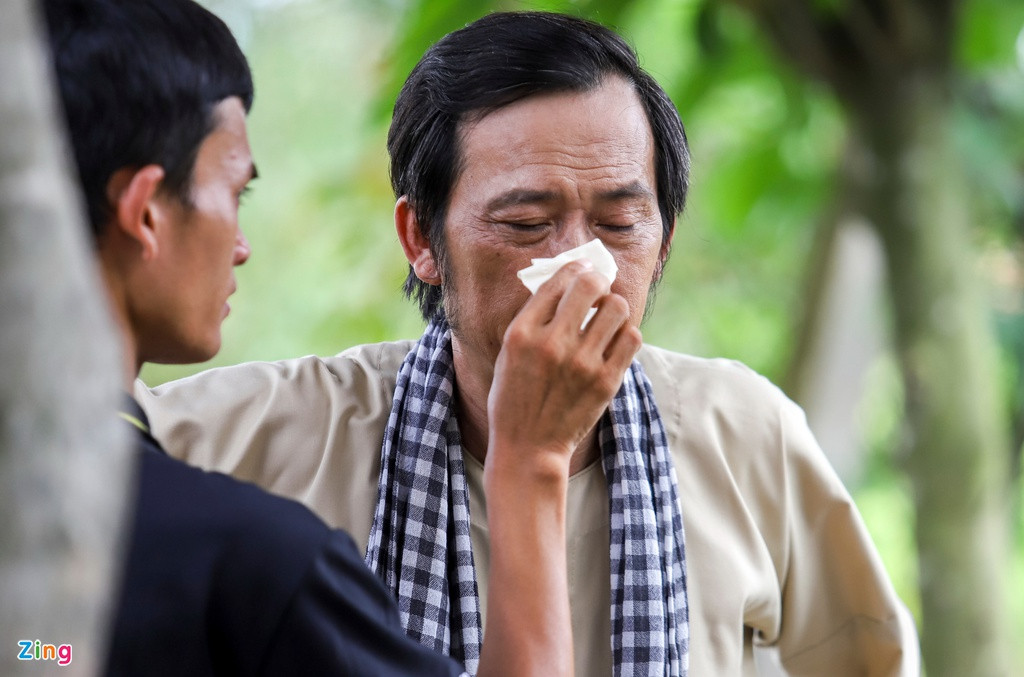 Chia sẻ với Zing, đạo diễn Xuân Phước tiết lộ anh không gặp nhiều khó khăn khi mời danh hài hợp tác trong phim mới. "Khi đọc kịch bản phim, tôi đã nghĩ ngay đến Hoài Linh và ngỏ ý mời thì nhận được sự đồng ý. Vai diễn Sáu Bảnh đúng là dành cho Hoài Linh. Tôi biết thời gian qua, Hoài Linh hạn chế nhận phim, không làm giám khảo game show để giữ sức khỏe. Hy vọng với sự góp mặt của nghệ sĩ Hoài Linh, Thanh Hằng, Hoàng Sơn và dàn diễn viên trẻ, bộ phim của tôi sẽ được khán giả đón nhận vào dịp cuối năm", đạo diễn bày tỏ.