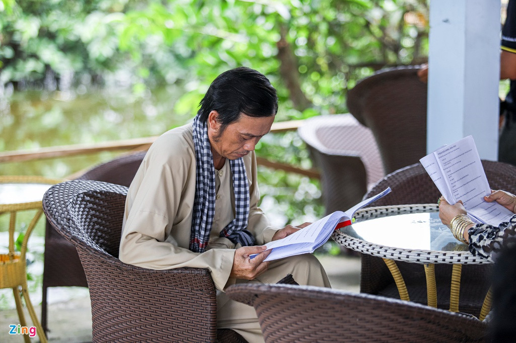 Theo ghi nhận của PV Zing, Hoài Linh xuất hiện tại phim trường với vẻ ngoài khỏe khoắn, nụ cười rạng rỡ, da dẻ hồng hào. Nam nghệ sĩ diện áo bà ba, đeo khăn rằn giản dị. Trong phim, anh vào vai Sáu Bảnh - người đàn ông góa vợ, có hai con gái. Kể từ khi vợ mất, Sáu Bảnh không đi bước nữa. Ông dành hết tình thương, sự chăm sóc cho các con.