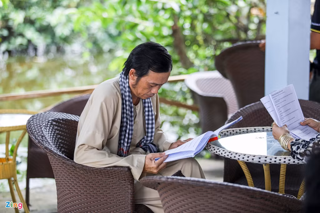 Theo ghi nhận của PV Zing, Hoài Linh xuất hiện tại phim trường với vẻ ngoài khỏe khoắn, nụ cười rạng rỡ, da dẻ hồng hào. Nam nghệ sĩ diện áo bà ba, đeo khăn rằn giản dị. Trong phim, anh vào vai Sáu Bảnh - người đàn ông góa vợ, có hai con gái. Kể từ khi vợ mất, Sáu Bảnh không đi bước nữa. Ông dành hết tình thương, sự chăm sóc cho các con.