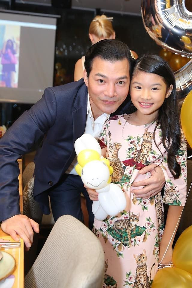 So với nhiều cô bé cùng tuổi, Bảo Tiên cũng được nhận xét chững chạc so với tuổi. Trần Bảo Sơn từng chia sẻ con gái không chỉ giống mình về gương mặt mà còn ở tính cách quyết liệt, có chính kiến.