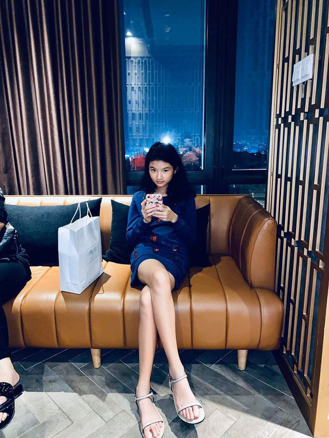 Vừa bước sang tuổi 11 cách đây không lâu, Bảo Tiên được nhận xét trông như thiếu nữ nhờ vóc dáng mảnh mai cùng chiều cao vượt trội với đôi chân dài.