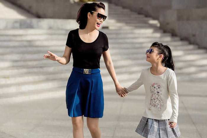 Bên cạnh việc học tại trường, cô bé sớm bộc lộ nhiều năng khiếu như hát, múa, diễn kịch...và được kỳ vọng sẽ kế nghiệp bố mẹ trong tương lai.