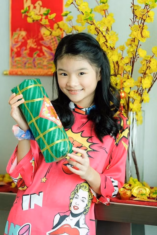 Cô bé từ khi còn nhỏ đã là là một trong những nhóc tỳ quen thuộc với công chúng mỗi khi xuất hiện cùng bố mẹ trong các sự kiện giải trí.