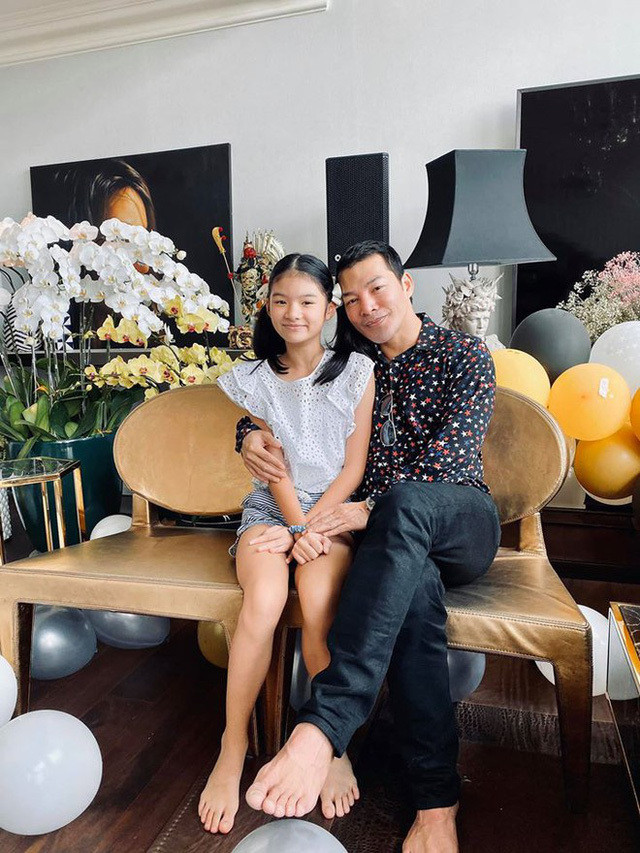 Dù sống cùng mẹ từ nhỏ, Bảo Tiên vẫn rất thân thiết và thường xuyên gần gũi với bố. Mỗi tuần, Bảo Tiên đều được bố qua đưa đón đi học, đi chơi và thi thoảng du lịch nước ngoài.