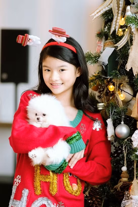 Con gai Truong Ngoc Anh 11 tuoi so huu doi chan dai, noi 3 thu tieng