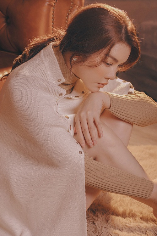 Là nghệ sĩ đa màu sắc, Lý Nhã Kỳ luôn biết cách gây chú ý mỗi lần xuất hiện.