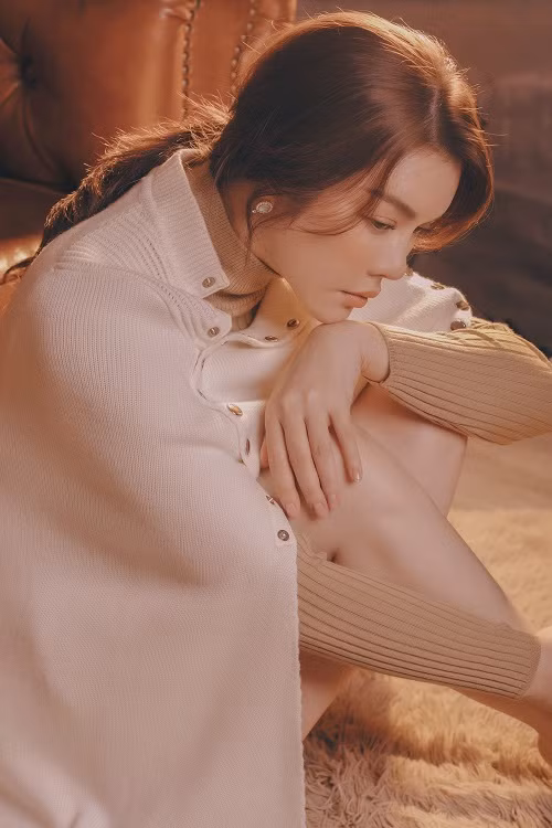 Là nghệ sĩ đa màu sắc, Lý Nhã Kỳ luôn biết cách gây chú ý mỗi lần xuất hiện.