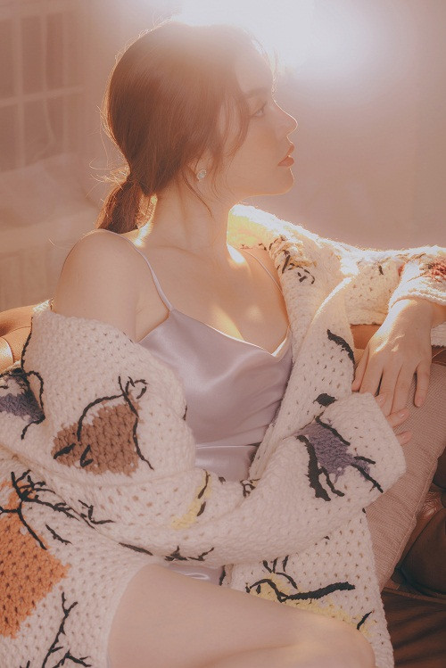 Cô nàng diện váy hai dây lả lơi kết hợp áo khoác nhẹ, khoe vai trần quyến rũ.