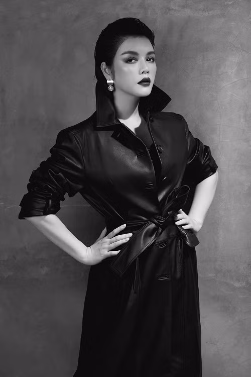 Tại chương trình, đối mặt với trưởng phòng Trấn Thành, nữ diễn viên "Kiều nữ và đại gia" đã làm tốt vai trò của mình, xuất sắc đoạt cúp.