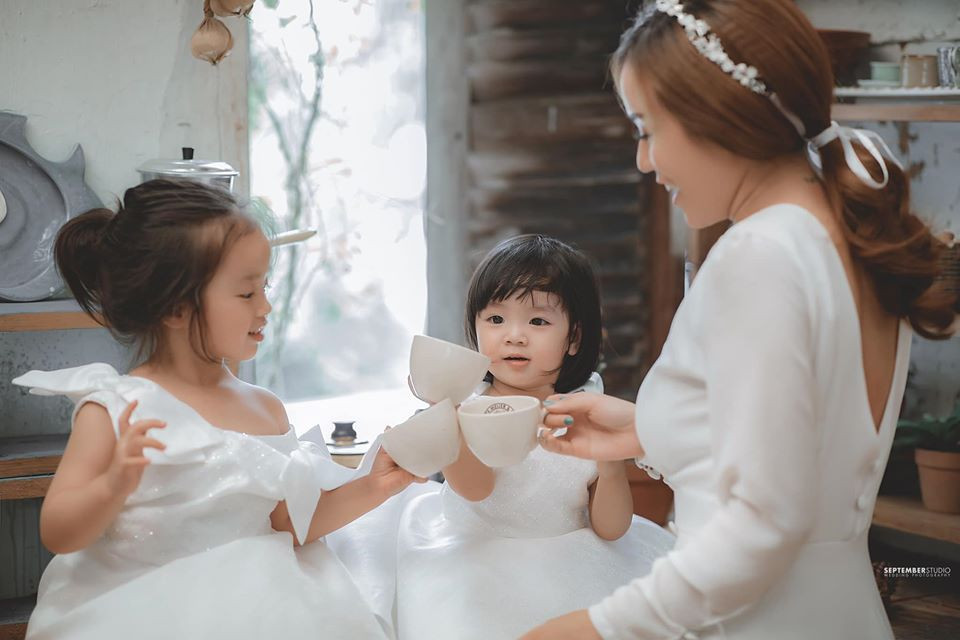 Khoảnh khắc đẹp lịm tim của Bảo Ngọc bên hai cô con gái nhỏ.