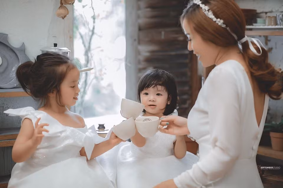 Khoảnh khắc đẹp lịm tim của Bảo Ngọc bên hai cô con gái nhỏ.