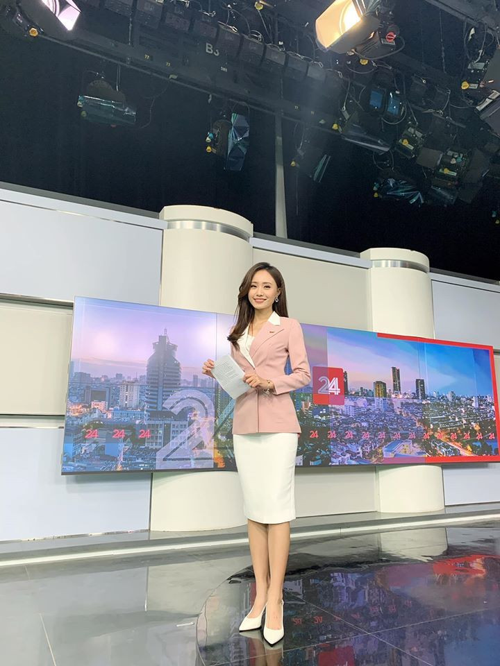 Xuan Anh dan ban tin thoi tiet trong o to nhiet do 57 do C-Hinh-2