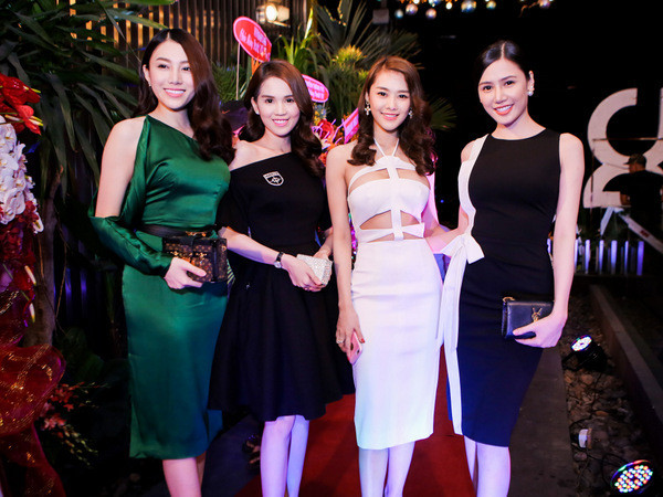 Đây không phải lần đầu tiên Ngọc Trinh bị chỉ ra bằng chứng khai khống chiều cao. Trước đó, cô nhiều lần để lộ vóc dáng nhỏ bé giữa dàn mỹ nhân showbiz. Ngọc Trinh hoàn toàn lép vế trước chiều cao Lê Hà - 1m72. Hình ảnh chứng minh Ngọc Trinh không thể chạm tới 1m70 như cô khẳng định. "Nữ hoàng nội y" chỉ ngang ngửa Linh Chi, trong khi Linh Chi cho biết mình cao 1m68.