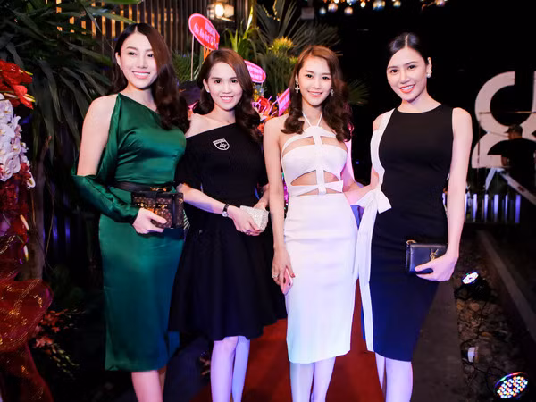 Đây không phải lần đầu tiên Ngọc Trinh bị chỉ ra bằng chứng khai khống chiều cao. Trước đó, cô nhiều lần để lộ vóc dáng nhỏ bé giữa dàn mỹ nhân showbiz. Ngọc Trinh hoàn toàn lép vế trước chiều cao Lê Hà - 1m72. Hình ảnh chứng minh Ngọc Trinh không thể chạm tới 1m70 như cô khẳng định. "Nữ hoàng nội y" chỉ ngang ngửa Linh Chi, trong khi Linh Chi cho biết mình cao 1m68.