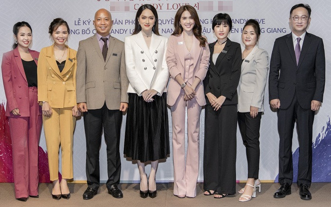 Mới đây, Ngọc Trinh xuất hiện trong một sự kiện để chúc mừng đàn em Hương Giang lên chức CEO. Khoảnh khắc chạm trán của hai người đẹp Việt nhanh chóng thu hút sự chú ý. Đây cũng là lần hiếm hoi Ngọc Trinh khoe sắc bên đàn em chuyển giới. Bên cạnh vẻ đẹp "một chín, một mười", chiều cao của cặp mỹ nhân cũng trở thành đề tài bàn luận của các "thánh soi".