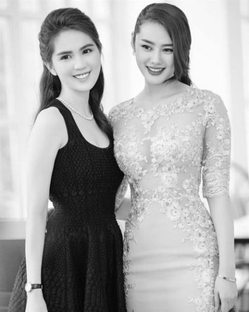 Hình ảnh khác cho thấy Ngọc Trinh và Linh Chi cao ngang nhau.