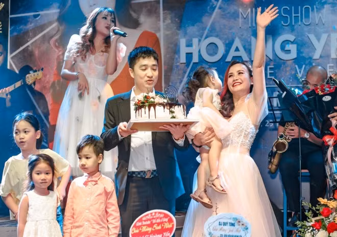 Dien vien Hoang Yen duoc chong thu 4 quy goi tang hoa