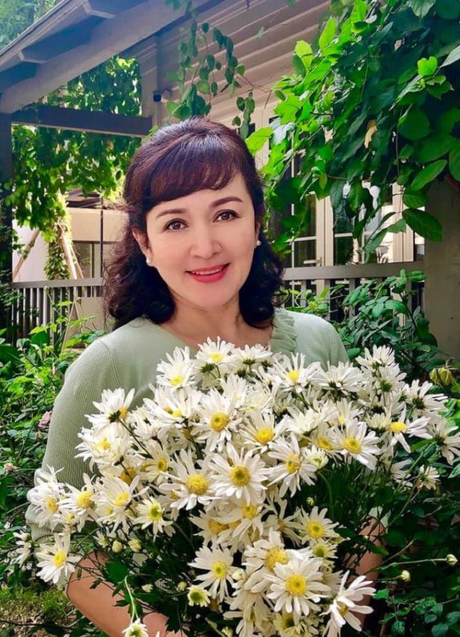 Dù đã nghỉ hưu nhưng NSND Minh Hòa vẫn giữ được vẻ đẹp của thời thiếu nữ. Chị có cuộc sống gia đình hạnh phúc bên người chồng tài giỏi và con trai.