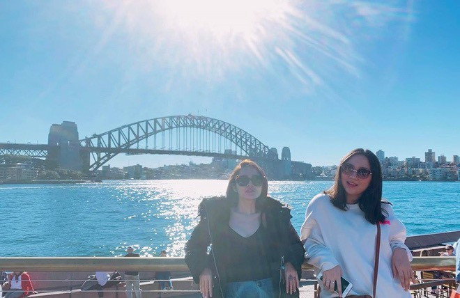 Cả 2 cùng sở hữu đôi mắt 2 mí, mũi cao cùng vóc dáng cân đối, đôi chân thon gọn.