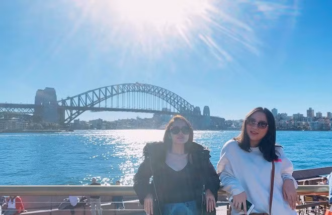 Cả 2 cùng sở hữu đôi mắt 2 mí, mũi cao cùng vóc dáng cân đối, đôi chân thon gọn.