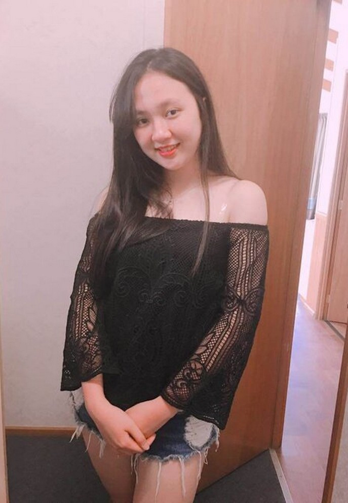 So với phong cách thời trang cá tính, sắc sảo của chị, Bảo An theo đuổi hình ảnh năng động, nhẹ nhàng phù hợp lứa tuổi. Cô nàng ưa chuộng áo thun tay dài, quần jeans cùng giày thể thao.