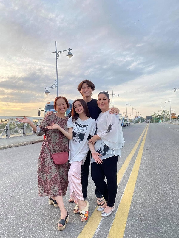 NSND Lê Khanh, NSND Hồng Vân, Khương Lê và Kaity Nguyễn vui vẻ chụp hình tạo dáng cùng nhau. Bộ tứ diễn viên đang thực hiện chung dự án phim điện ảnh Gái già lắm chiêu 5 của đạo diễn Nam Cito – Bảo Nhân.