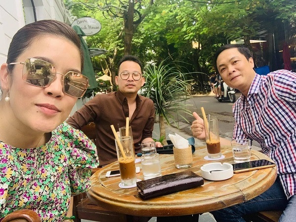 Thu Phương chia sẻ khoảnh khắc đi cà phê cùng bạn bè. Nữ ca sĩ viết: “Mùa thu của Phương, mùa lá của Phương”.