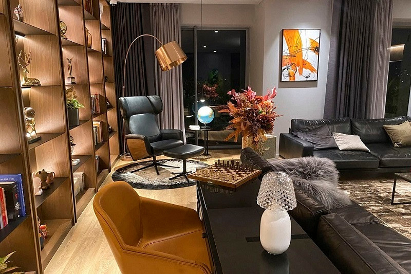 MC Thành Trung khoe một góc trong ngôi nhà của mình. Đây là nơi anh và gia đình tiếp đãi bạn bè. Nam MC dành riêng một để trưng bày các giải thưởng, cúp mà mình đạt được.