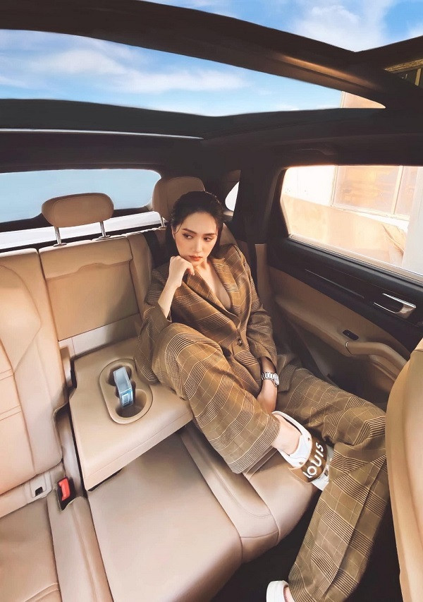 Hương Giang trầm tư suy nghĩ điều gì đã lâu bản thân chưa làm. Hoa hậu được khen cá tính với set đồ cùng màu với nội thất trong xe.