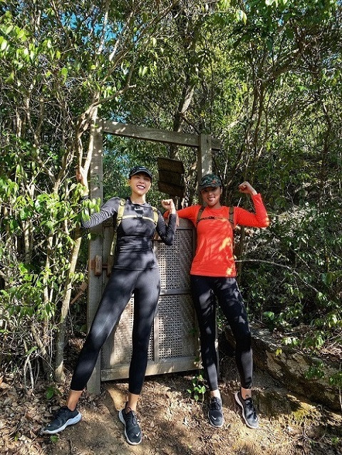 Trong chuyến đi này, hai chân dài trải nghiệm các hoạt động leo núi và ăn tối sang trọng bên bờ biển.