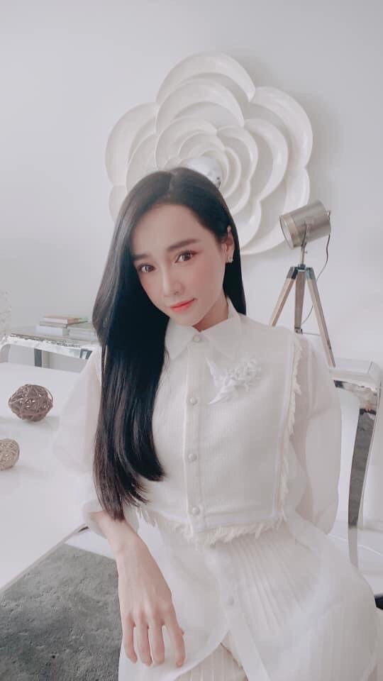 Nhã Phương bận rộn trên phim trường nhưng cũng không quên tranh thủ chụp ảnh đăng mạng xã hội.