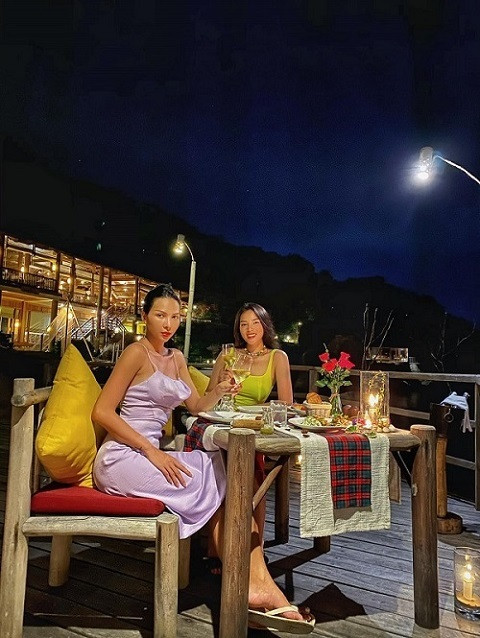 Siêu mẫu Minh Triệu và Hoa hậu Kỳ Duyên hào hứng chia sẻ hành trình du lịch tại Nha Trang.