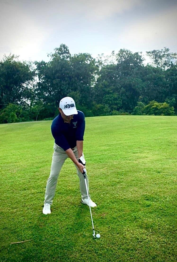Chi Bảo năng động, khỏe khoắn trên sân golf. Nam diễn viên gần đây chăm chỉ luyện tập thể thao để nâng cao sức khỏe.