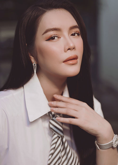 Trấn Thành chia sẻ: “Tôi thật sự cảm phục sự bình tĩnh, cũng như lối diễn hài hước, duyên dáng của Lý Nhã Kỳ. Tôi và Kỳ cũng lâu rồi không gặp vì ai cũng bận, nhưng phải nói thật là người phụ nữ này vô cùng đặc biệt, kiến thức lẫn vốn sống của cô ấy rất lớn nên các tình huống mà tôi đưa ra được cô ấy giải quyết hay và duyên, thuyết phục, lại theo trend".