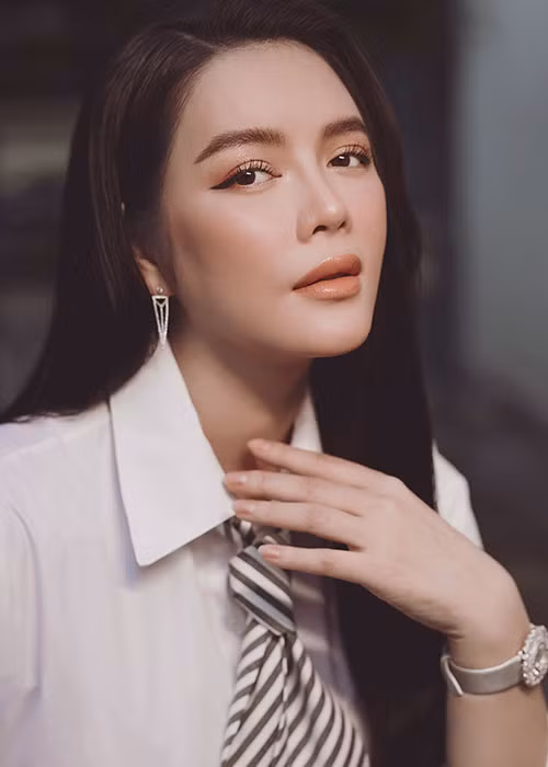 Trấn Thành chia sẻ: “Tôi thật sự cảm phục sự bình tĩnh, cũng như lối diễn hài hước, duyên dáng của Lý Nhã Kỳ. Tôi và Kỳ cũng lâu rồi không gặp vì ai cũng bận, nhưng phải nói thật là người phụ nữ này vô cùng đặc biệt, kiến thức lẫn vốn sống của cô ấy rất lớn nên các tình huống mà tôi đưa ra được cô ấy giải quyết hay và duyên, thuyết phục, lại theo trend".