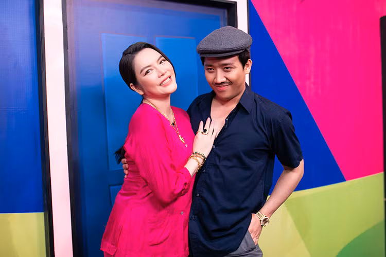 Cả hai từng lập gia đình, có con riêng nhưng hiện tại sinh sống cùng nhau. Mâu thuẫn ngày càng chồng chất khi con riêng của cả 2 khó hòa hợp vì vấn đề "con anh, con em".