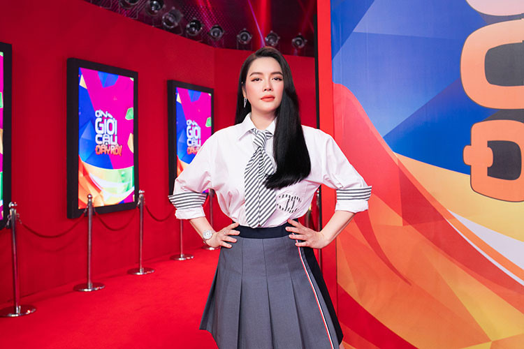 Có mặt tại phim trường, Lý Nhã Kỳ tạo ấn tượng với vẻ ngoài trẻ trung.