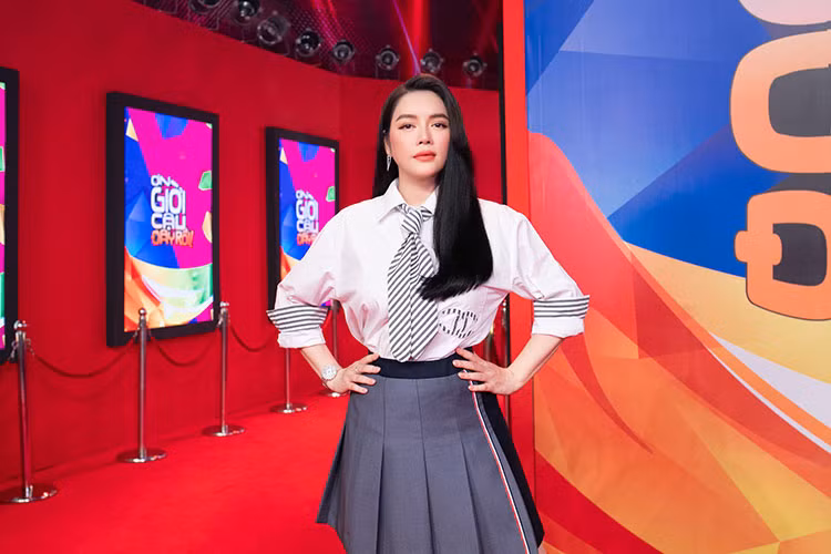 Có mặt tại phim trường, Lý Nhã Kỳ tạo ấn tượng với vẻ ngoài trẻ trung.