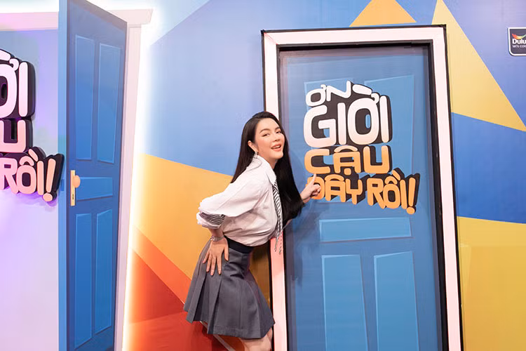  Lý Nhã Kỳ gây bất ngờ khi tham gia "Ơn giời cậu đây rồi" cùng các nghệ sĩ: Hoa hậu Hoàn vũ Việt Nam Khánh Vân, Huy R và Nhật Anh Trắng.