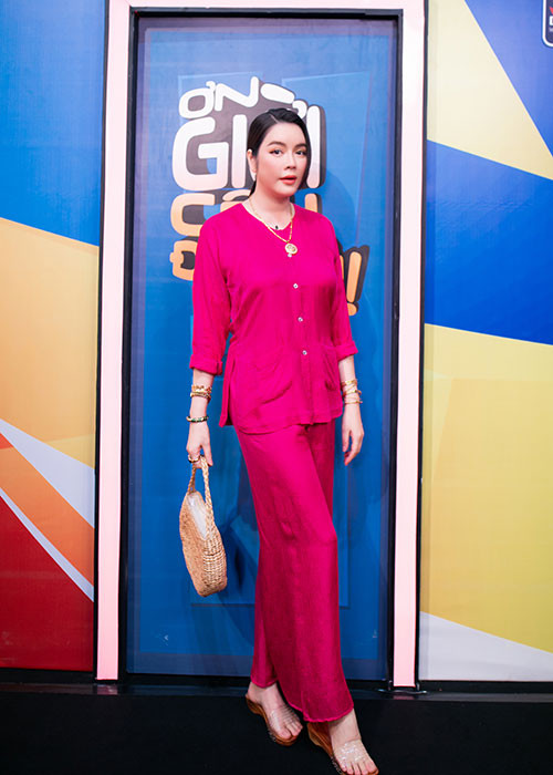 Tại chương trình, Lý Nhã Kỳ được thay một bộ bà ba hồng. Cô vào vai bà bán bún đậu mắm tôm nhưng lại trang điểm xinh đẹp và đeo nhiều vàng.