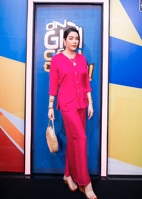 Tại chương trình, Lý Nhã Kỳ được thay một bộ bà ba hồng. Cô vào vai bà bán bún đậu mắm tôm nhưng lại trang điểm xinh đẹp và đeo nhiều vàng.