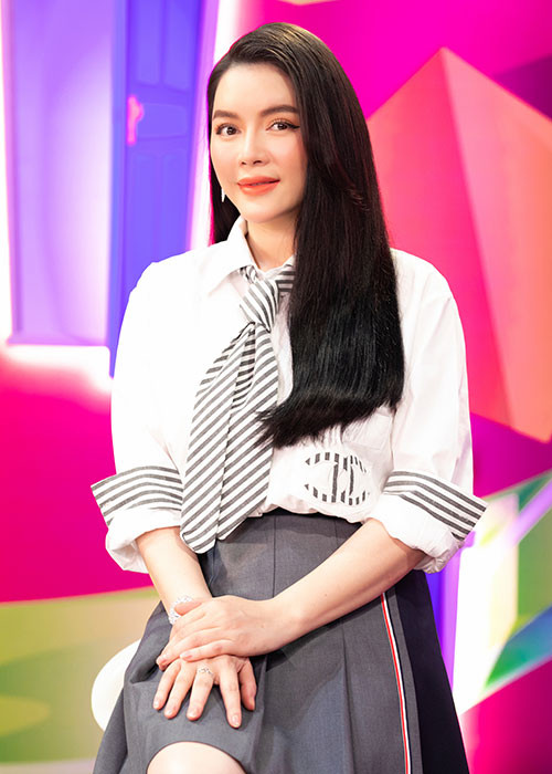 Đây cũng là lần tái xuất showbiz của Lý Nhã Kỳ sau thời gian dài nghỉ dịch.