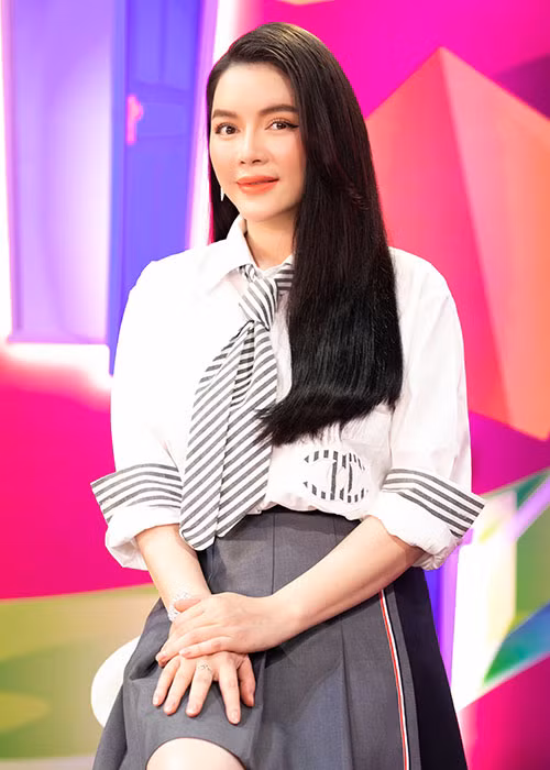 Đây cũng là lần tái xuất showbiz của Lý Nhã Kỳ sau thời gian dài nghỉ dịch.